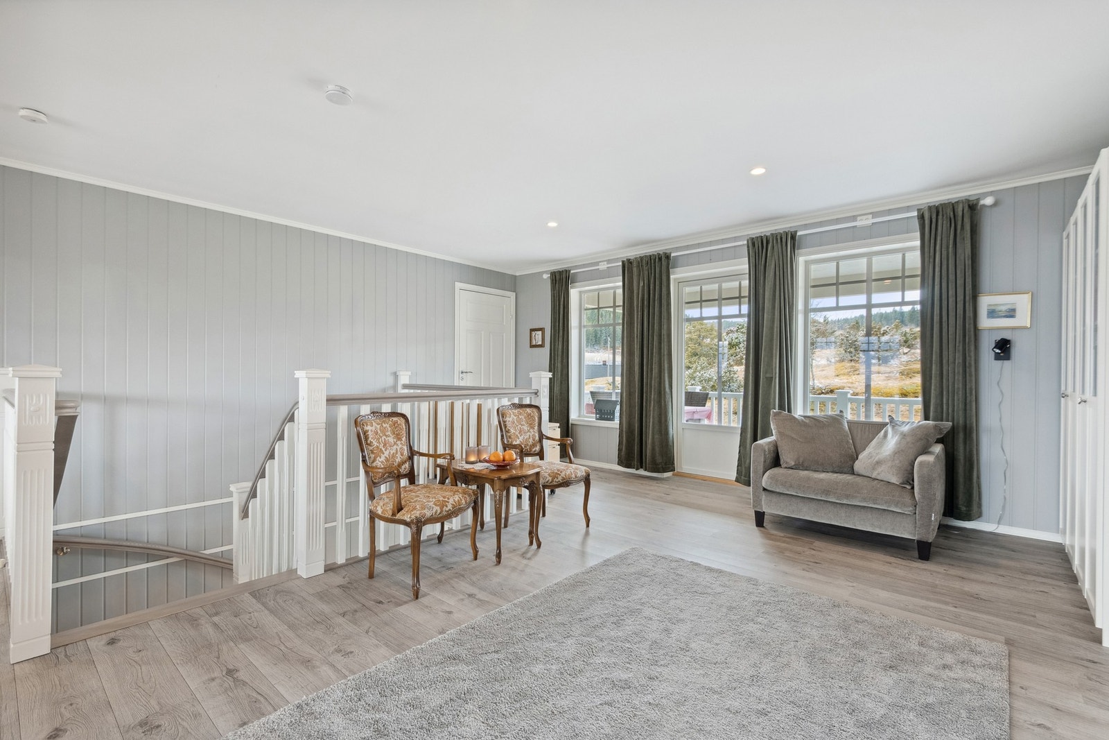 Velkommen til 2. Etg. Her har man vannbåren varme på stuen, 2 stk. balkonger, fire soverom, bod og bad. Galleribilde