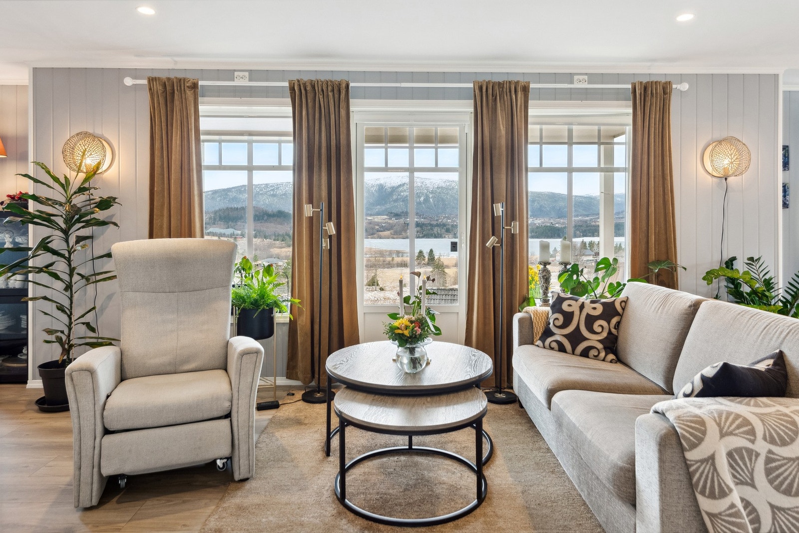 Fra vinduene kan man nyte den fine utsikten mot Hammarvatnet. Galleribilde