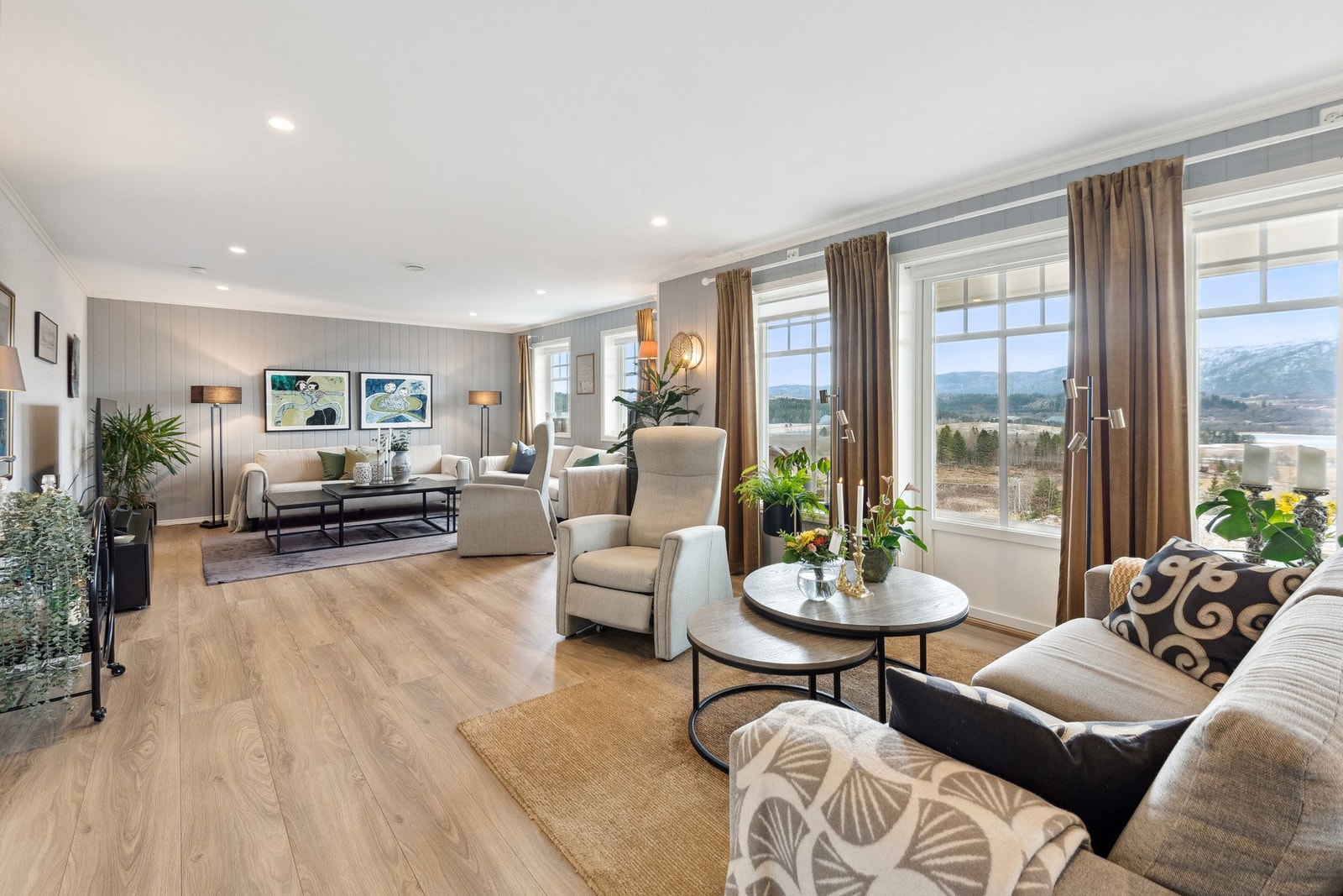 Fra stuen har man verandadør rett ut på verandaen. Galleribilde