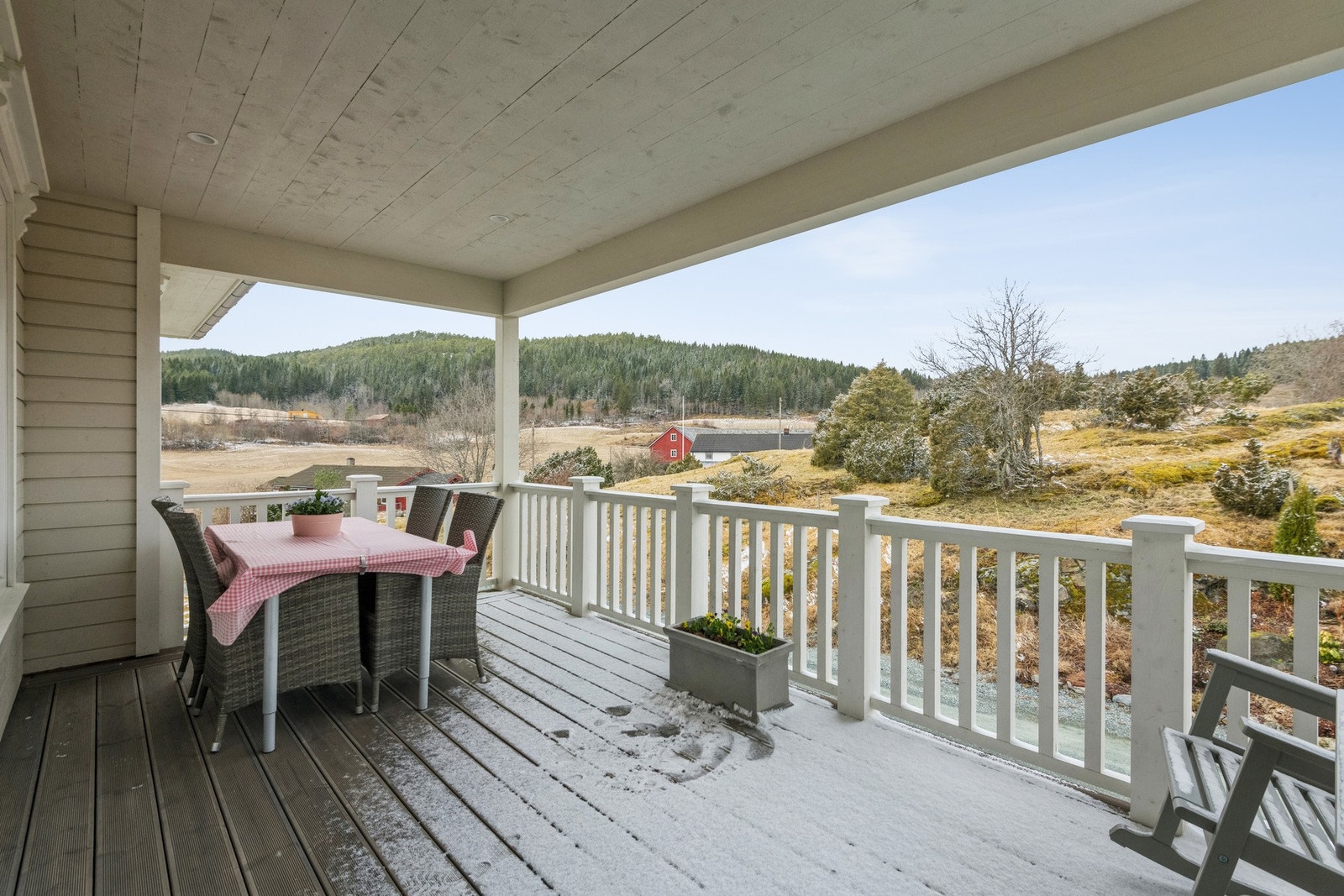 Terrasse mot gårdsplass er takoverbygget og har plass til hagemøbler. Galleribilde