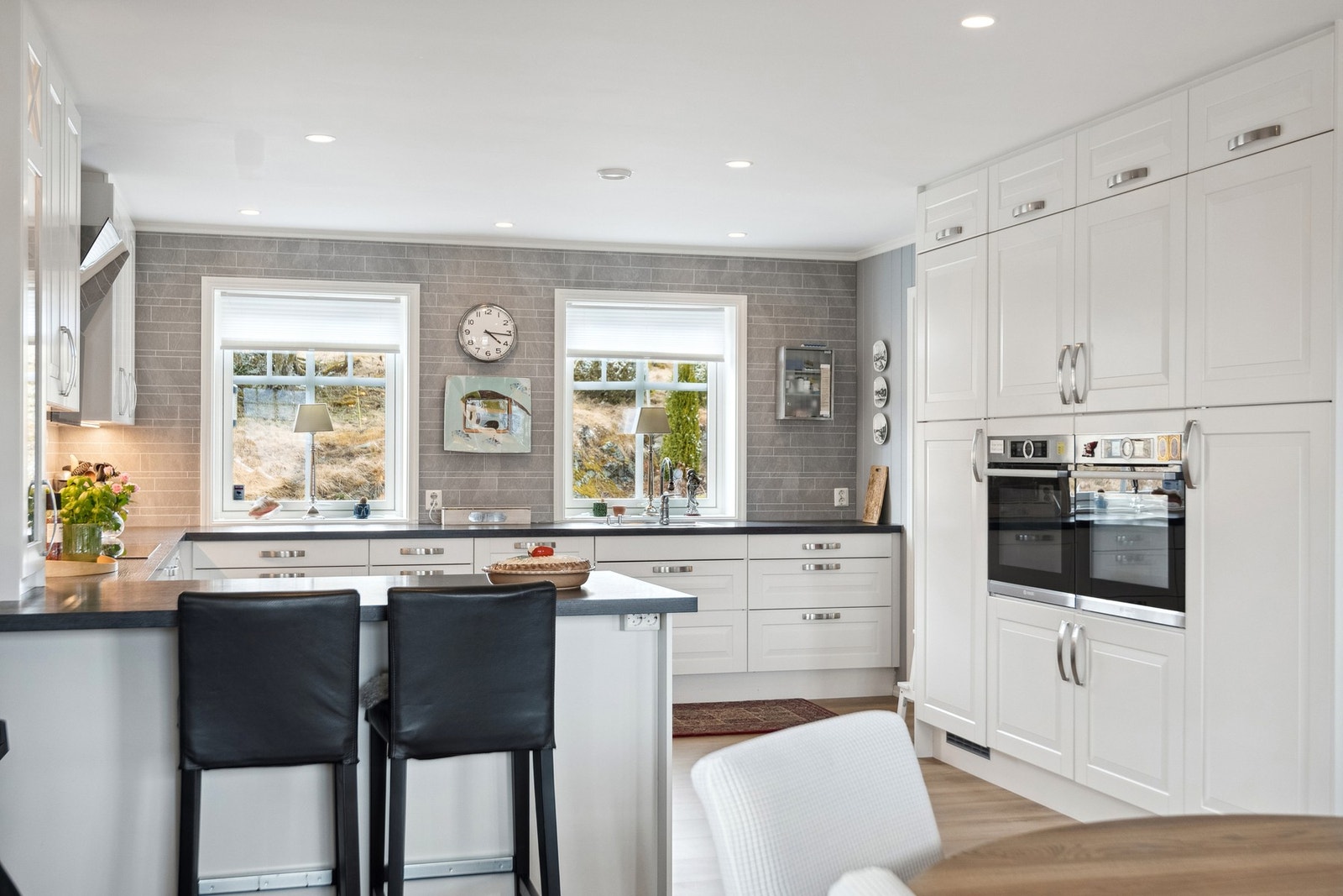 Kjøkkenet er lyst og moderne med barløsning. Integrerte hvitevarer medfølger handelen. Galleribilde