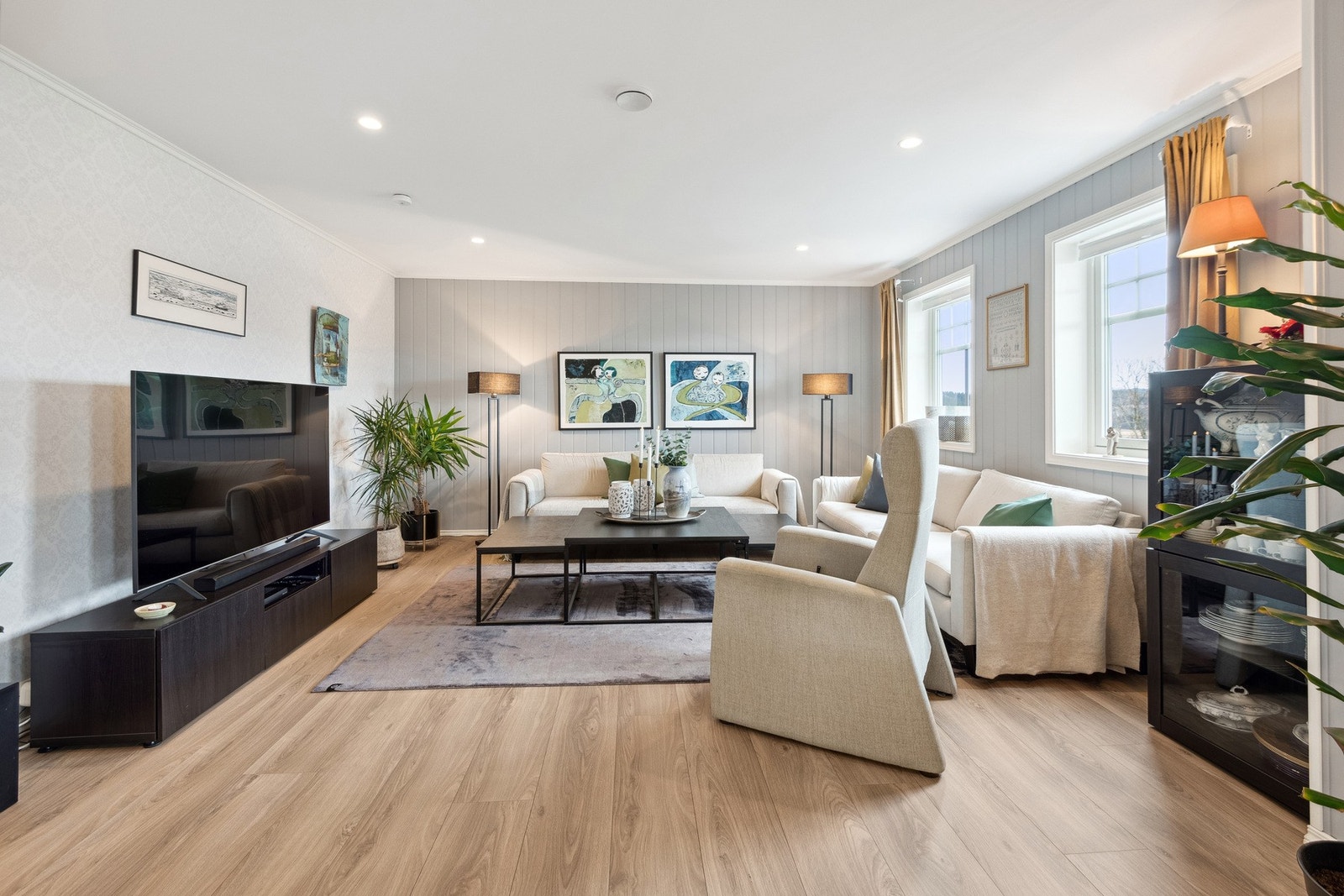 Hele første etasje har vånnbåren varme i alle gulv. Galleribilde