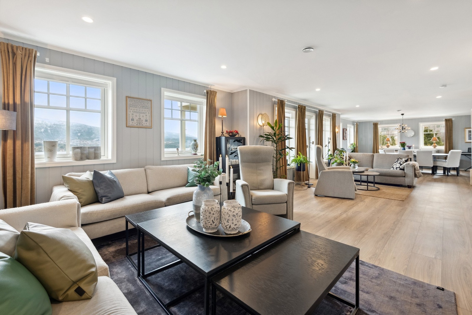 Stuen er romslig og har flere møbleringsmuligheter. Galleribilde