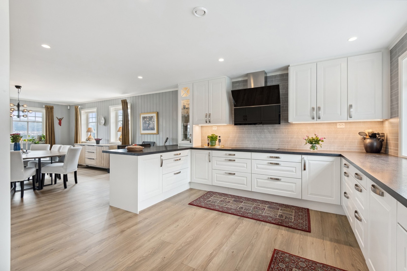 Kjøkkenet har mye skap- og benkeplass. Galleribilde