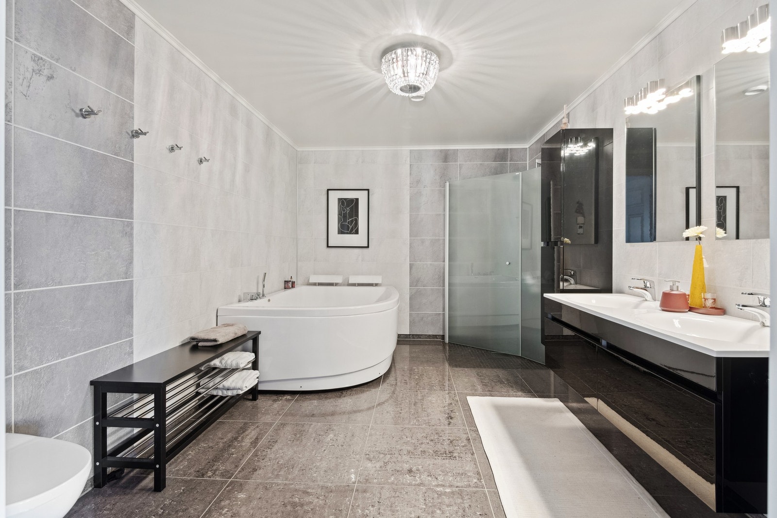 I 2.etg har man et stort bad med badekar, dusjhjørne og flislagt gulv med varmekabler Galleribilde