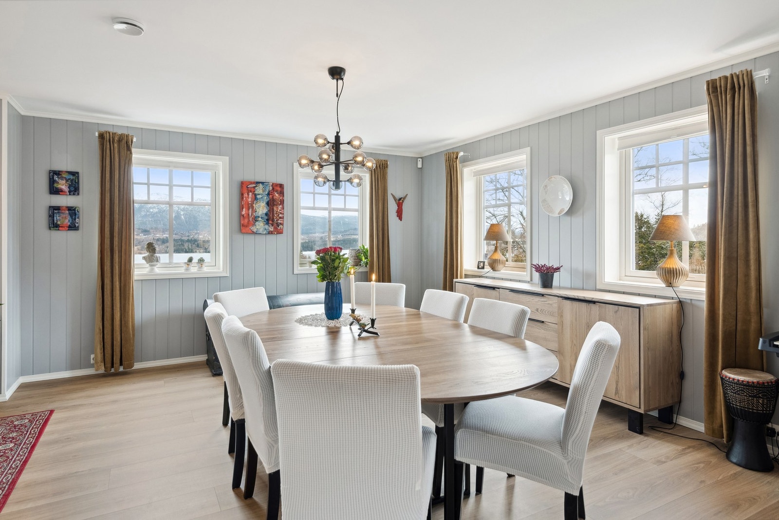 Spisestuen har store vindusflater som gir godt med lysinnslipp. Galleribilde