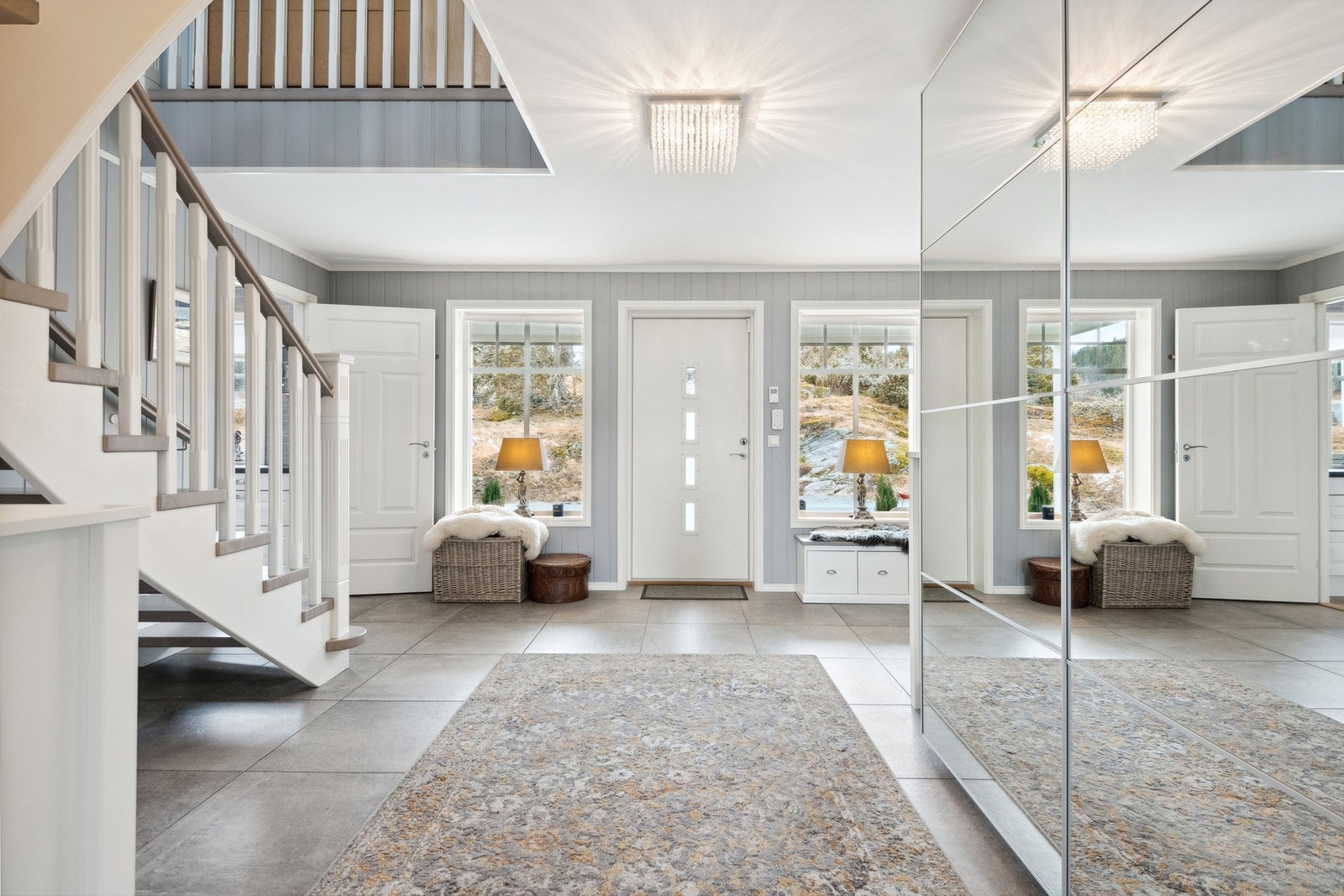 Romslig gang med flislagt gulv, vannbåren varme i gulv og god plass til garderobeløsning. Galleribilde