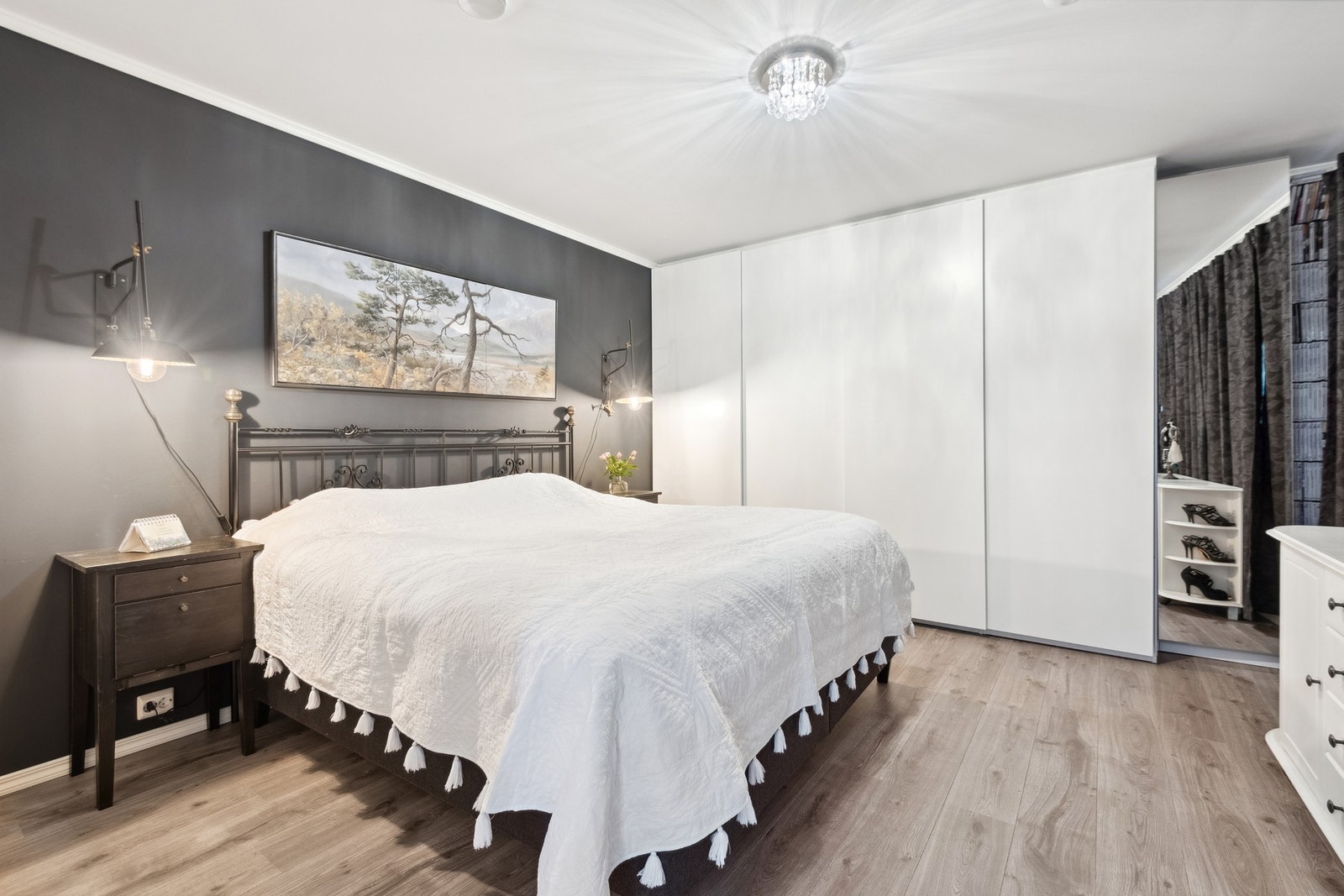 Hovedsoverom. Totalt har boligen fire soverom. Galleribilde