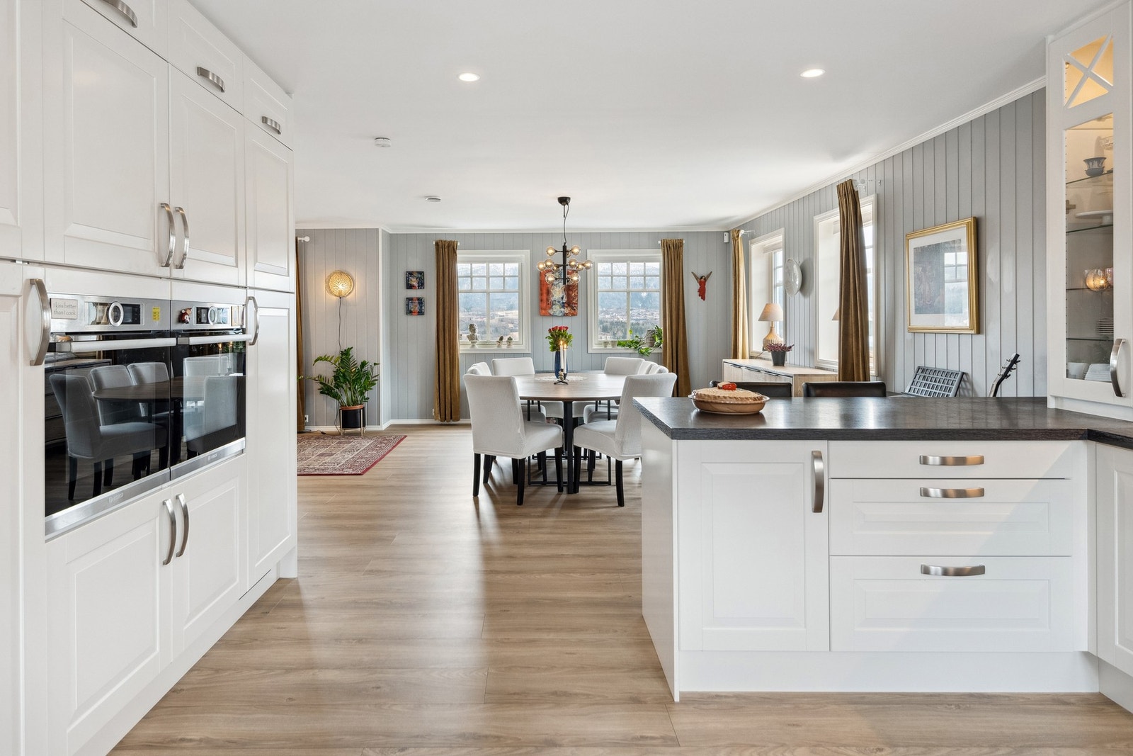 Kjøkkenet har en åpen løsning til spisestue, noe som skaper en god og sosial atmosfære på kjøkkenet. Galleribilde