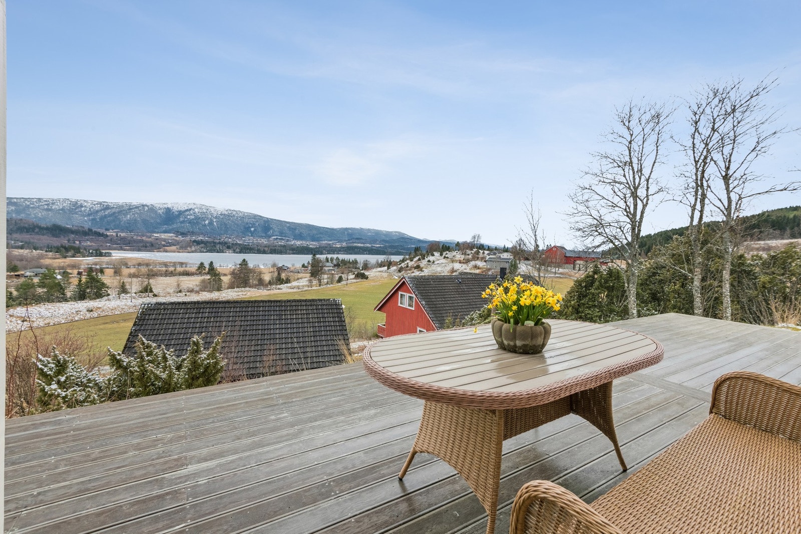 Fra verandaen har man gode sol- og utsiktsforhold. Galleribilde