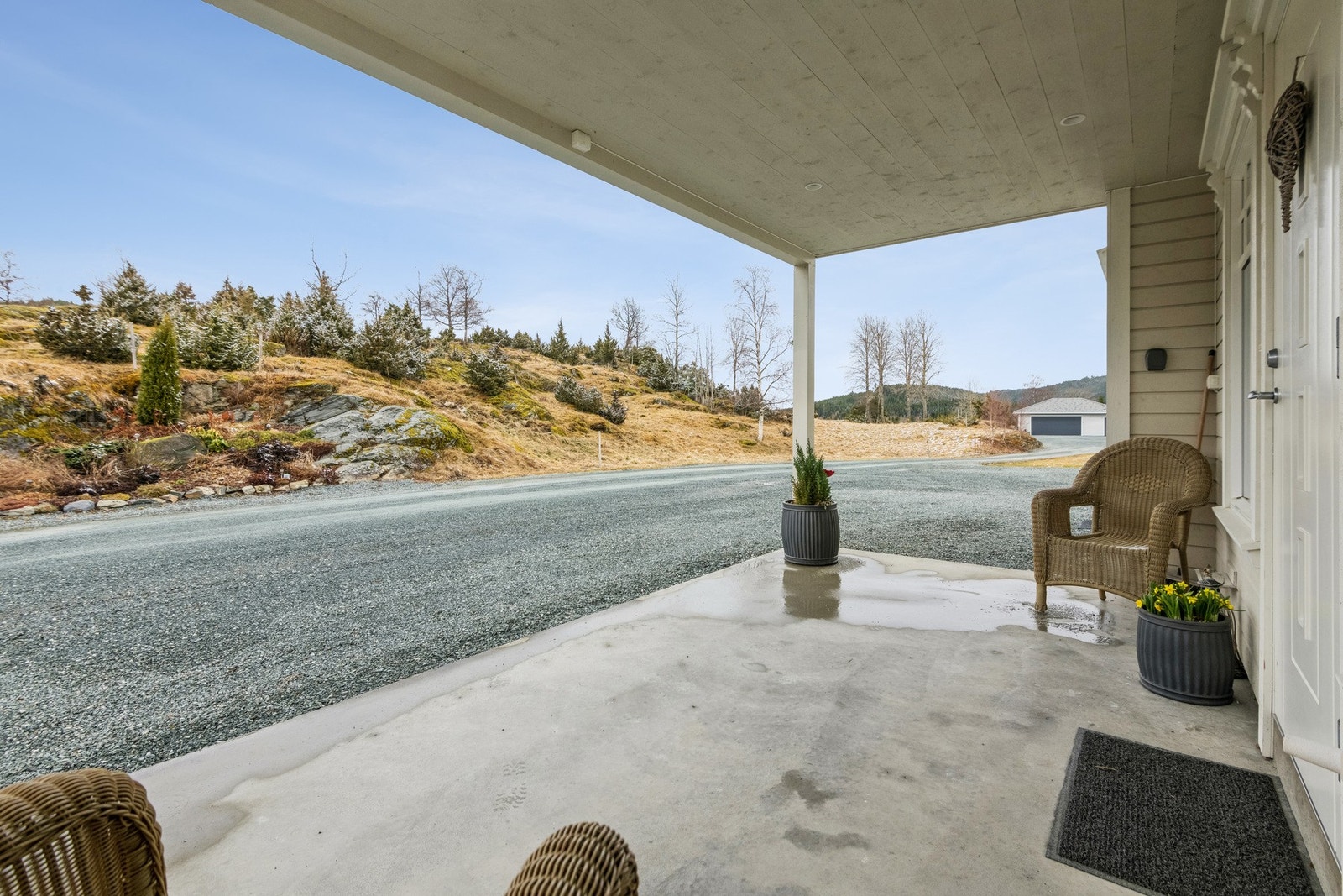 Takoverbygget inngangsparti med spotter i taket. Galleribilde