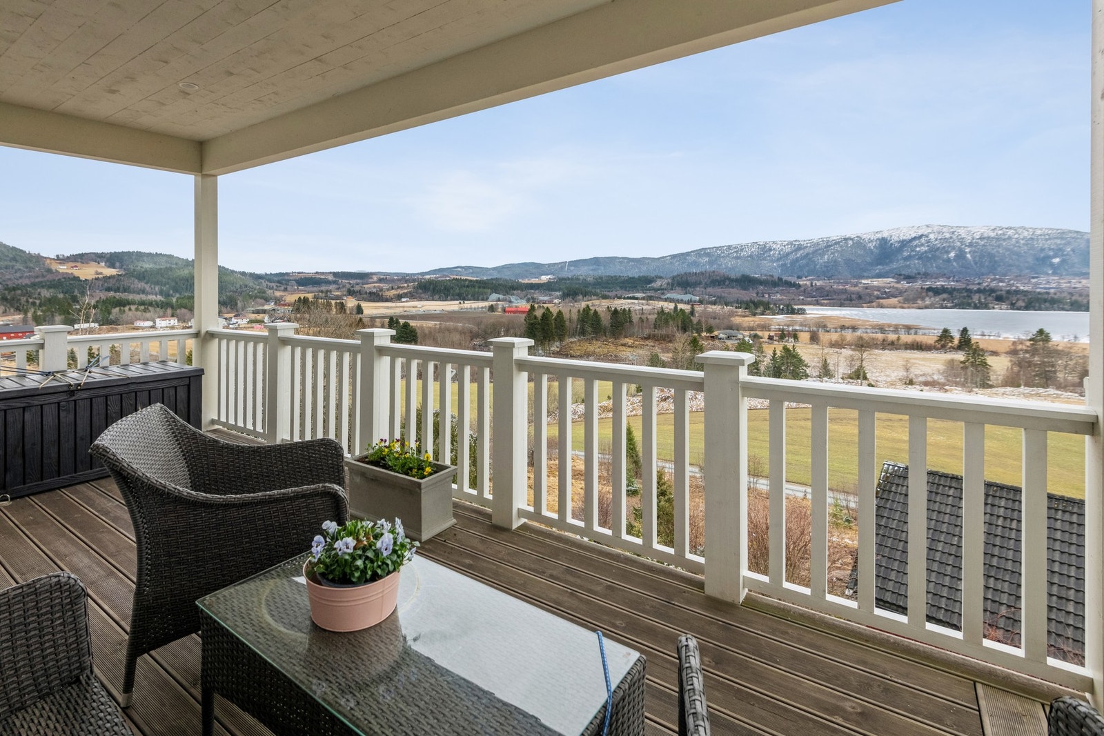 Fra balkongen i 2.etg har man flott utsikt. Galleribilde