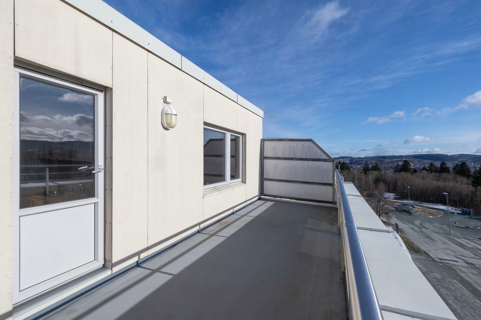 Takterrasse på ca 15 kvm.
Terrassen har utgang fra kjøkken. Galleribilde