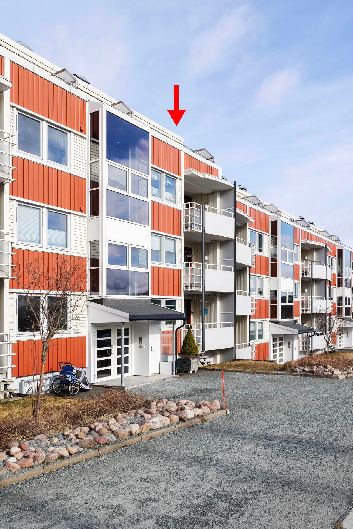 Fasade fremside- Leilighetens plassering er markert med rød pil Galleribilde