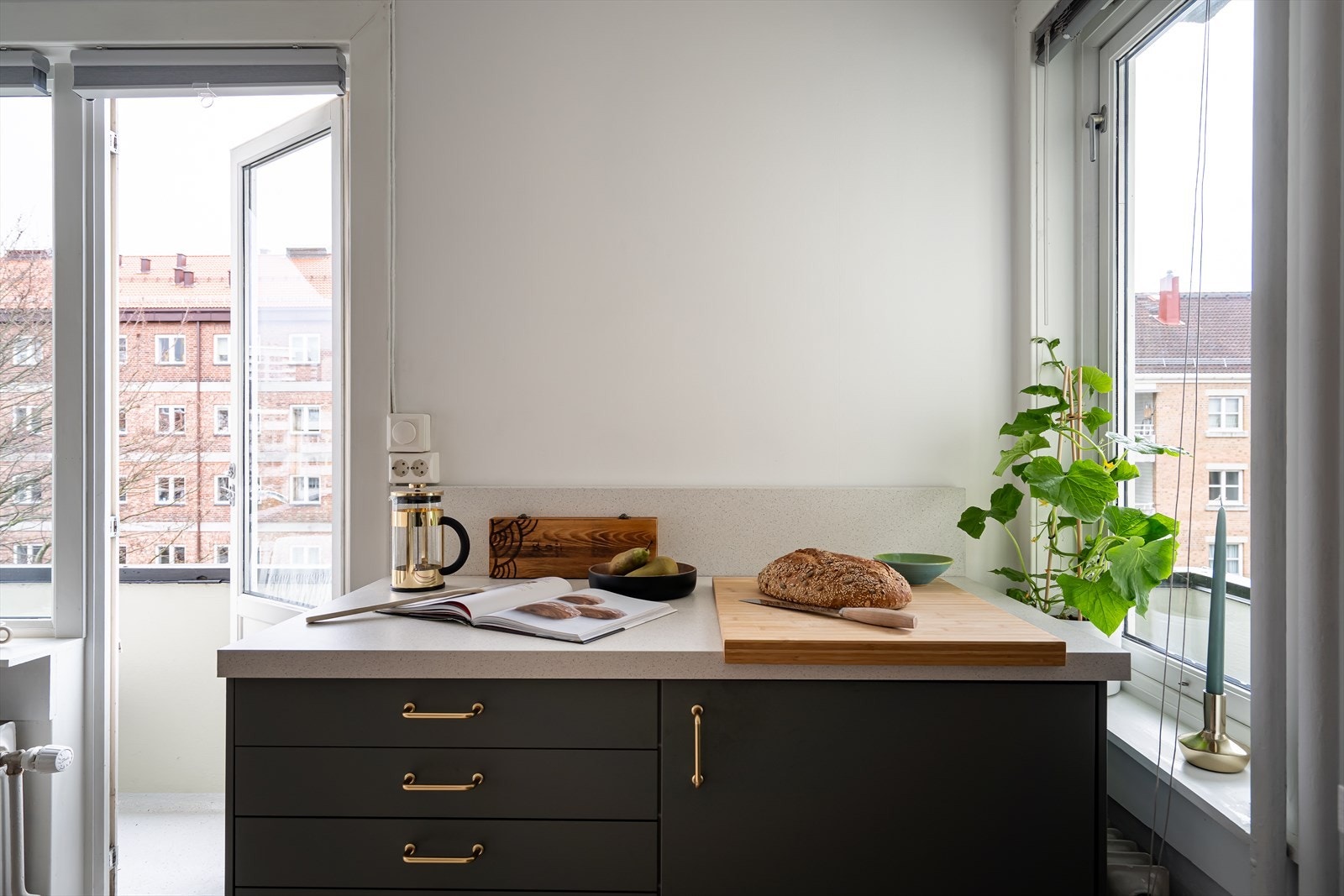 Hele leiligheten vender i sin helhet inn mot stille og rolig gårdsrom. Galleribilde