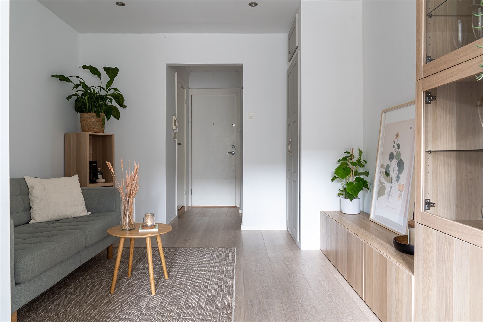 Et fint og sosialt oppholdsrom med god takhøyde, store vindusflater og rikelig med lysinnslipp, hvor kjøkken og stue er i åpen løsning. Galleribilde