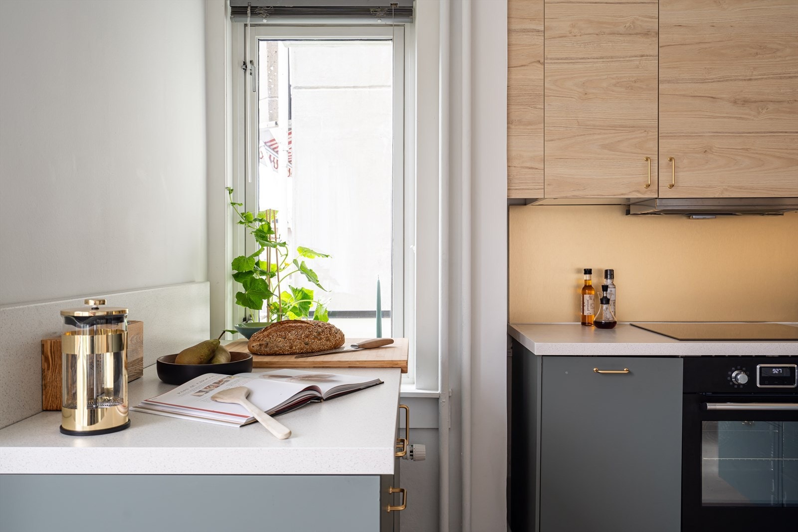 Kjøkkenet utstyrt med Integrert induksjonsplatetopp, stekeovn, oppvaskmaskin og kjøleskap. Galleribilde