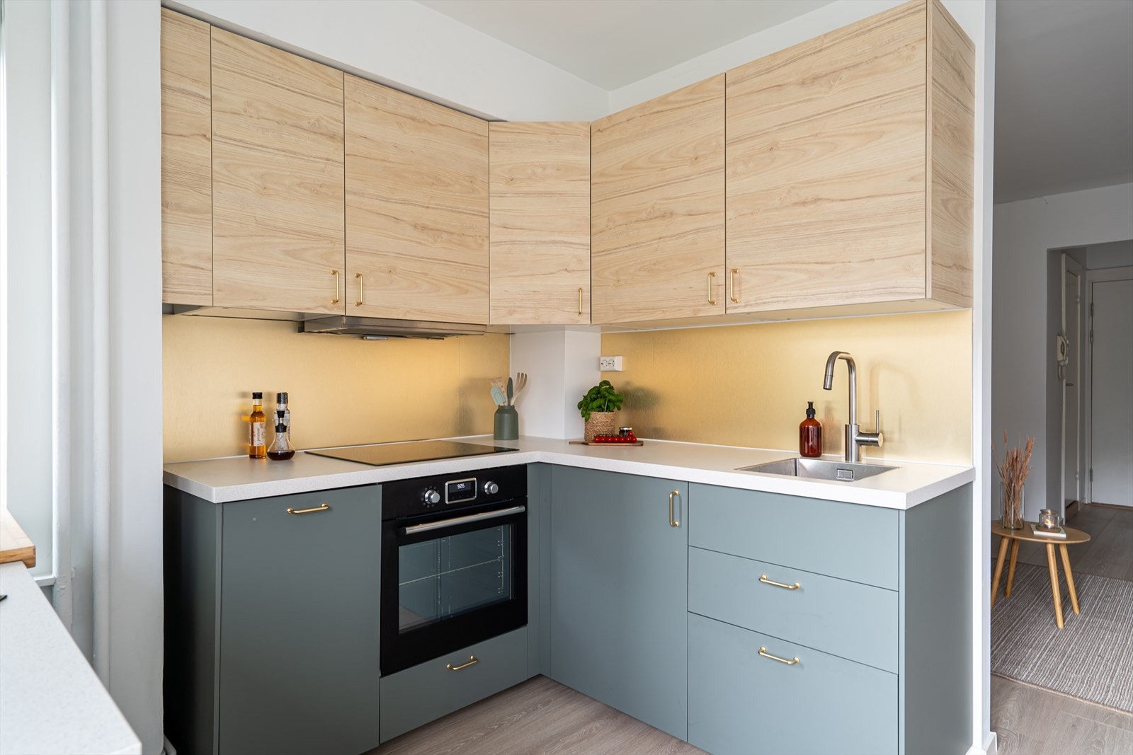 Kjøkkenavdelingen oppleves som svært romslig, lys og behagelig med vinduer på to kanter i tillegg til utgang til brannbalkong. Galleribilde