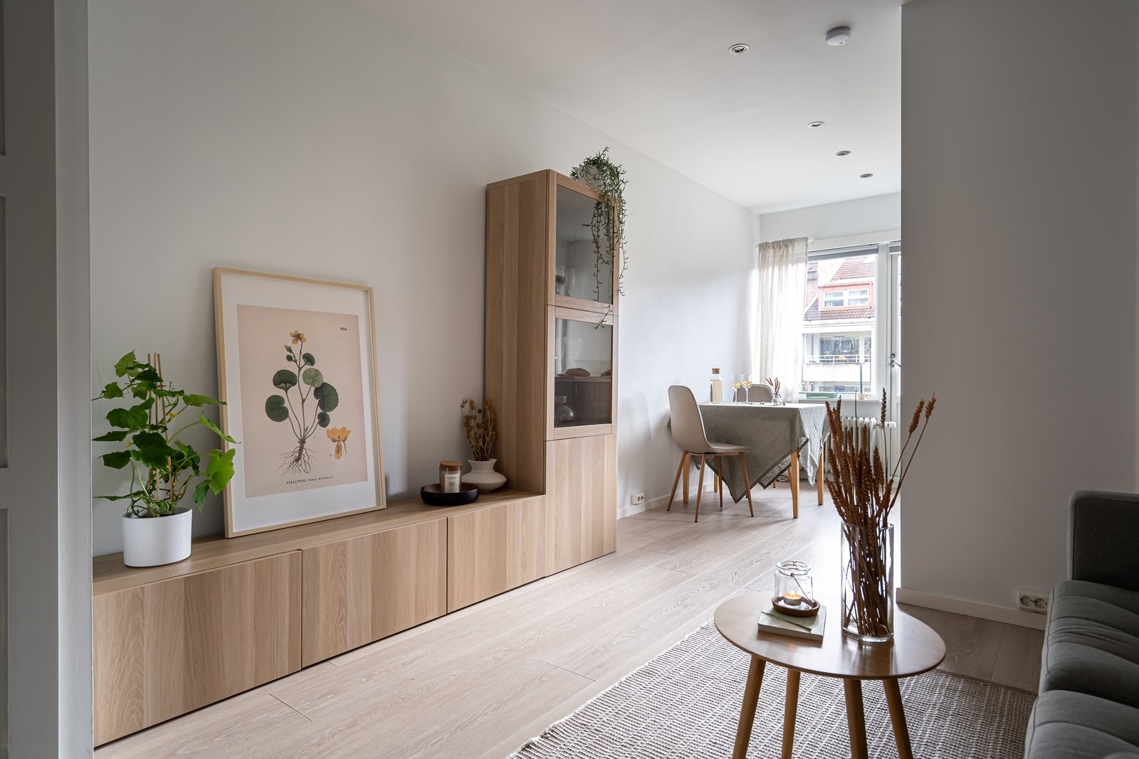 Her kan du enkelt innrede etter eget ønske med sovesofa, medie-møbel og et koselig spiseområde. I stuen er det også et plassbygd skap. Galleribilde