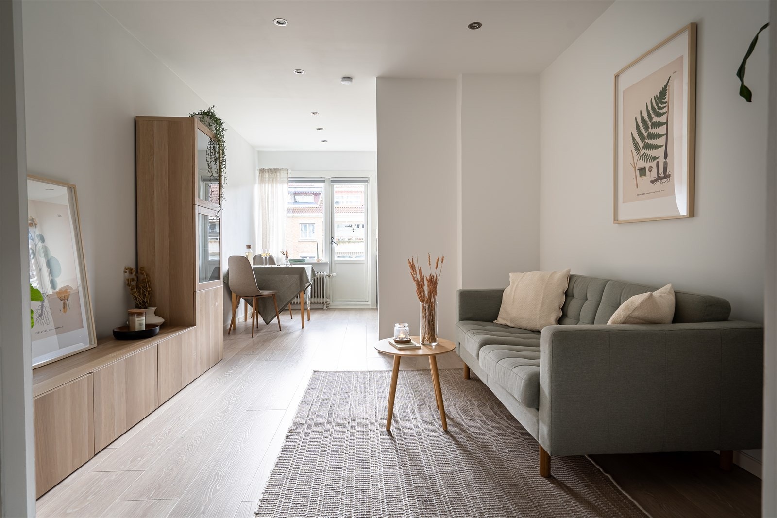 En påkostet og moderne leilighet beliggende i 4.etasje. Her er det lagt stort fokus på å optimalisere bruksområdet og funksjonalitet. Galleribilde