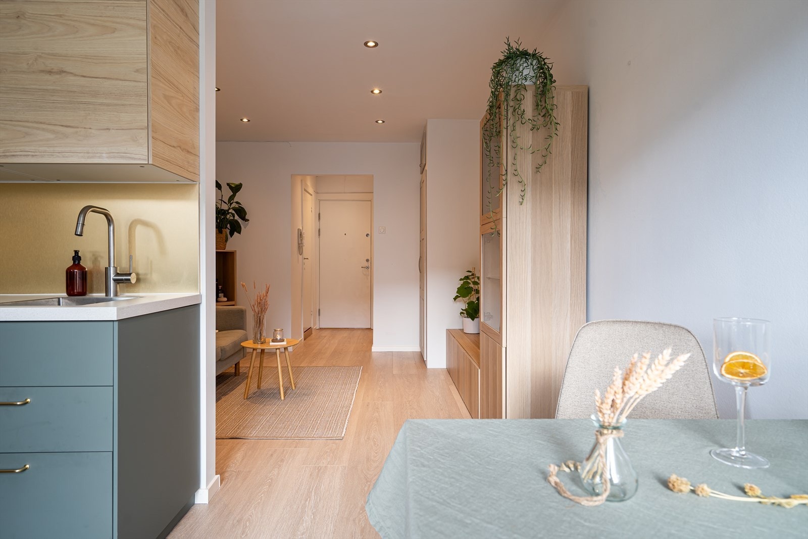 Den effektive planløsningen gjør det mulig til å innrede med spisegruppe, hvor du kan invitere til selskap. Galleribilde