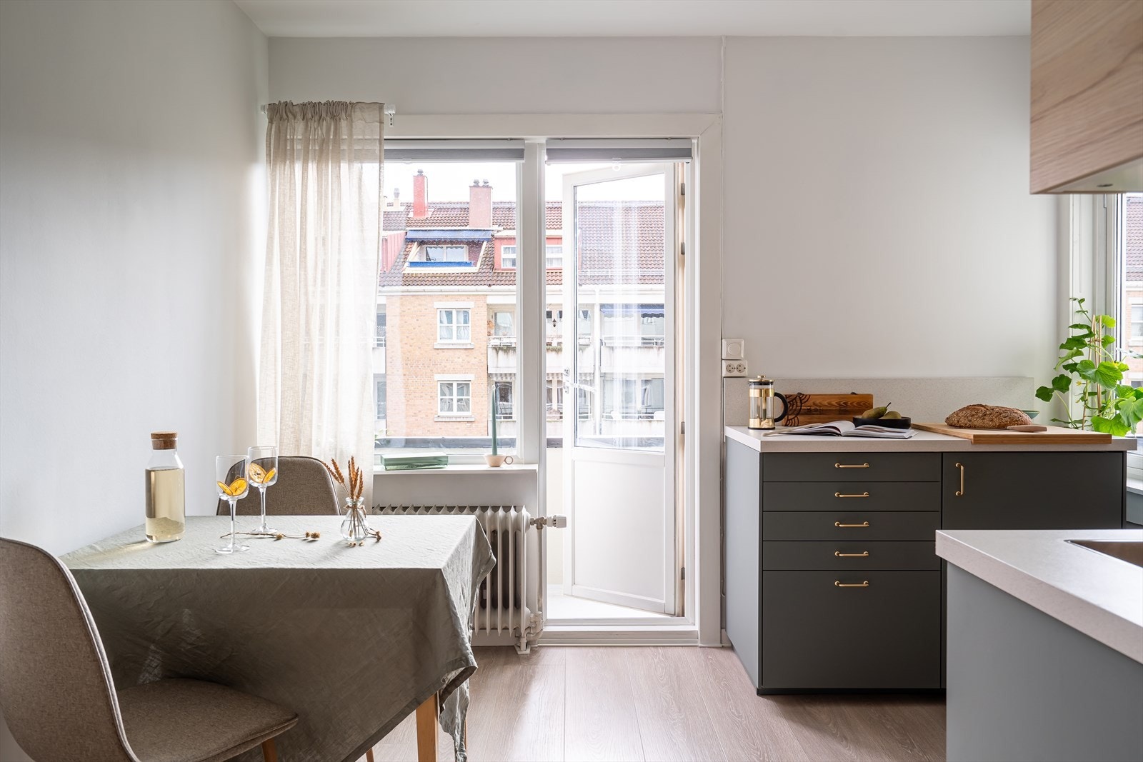 Velkommen til denne lekre leiligheten i Grefsenveien 21C, presentert av Malene Sunde v/ EiendomsMegler1. Galleribilde