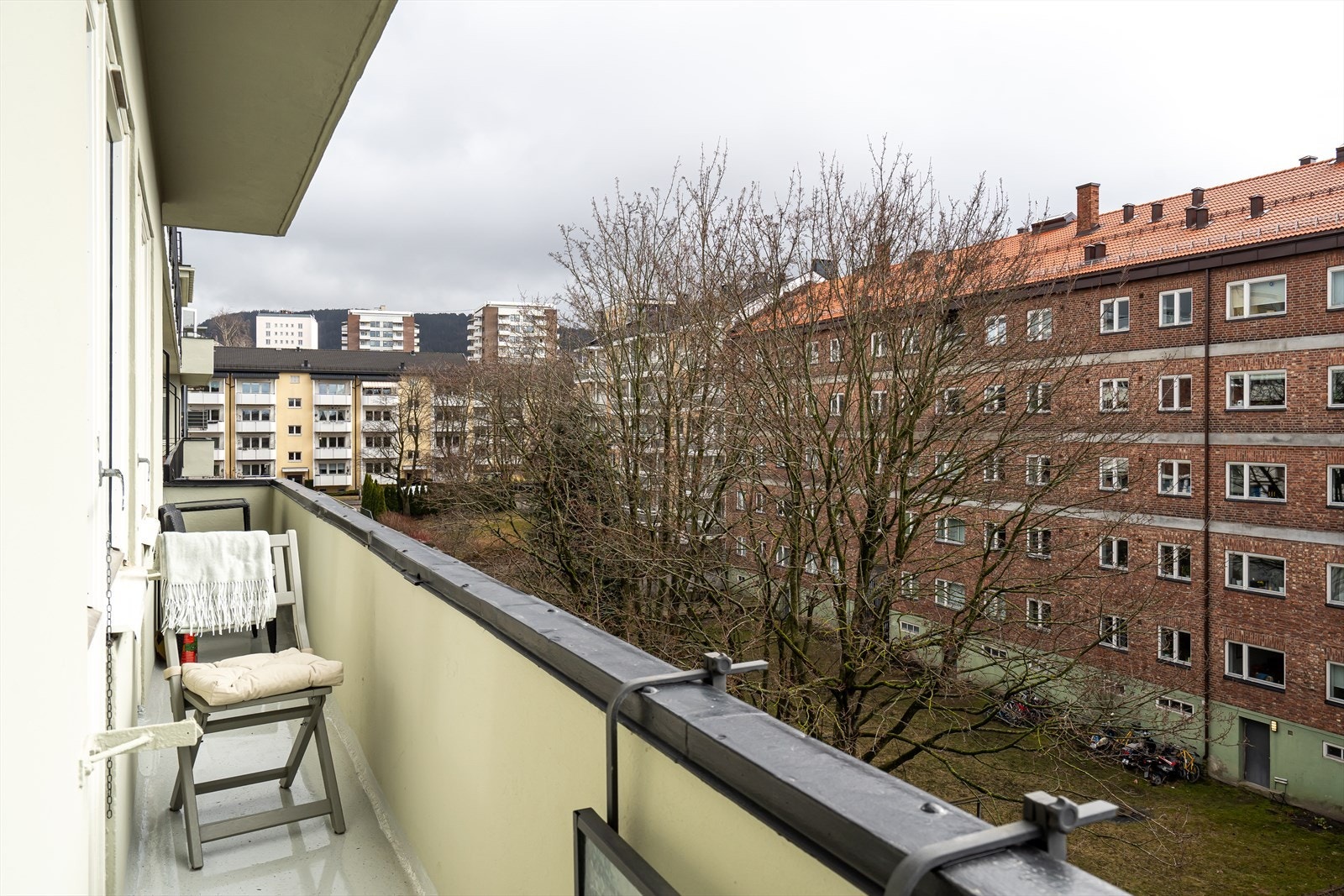 Brannbalkong vendt mot gårdsrom. En fin plass for å nyte morgensolen. Galleribilde