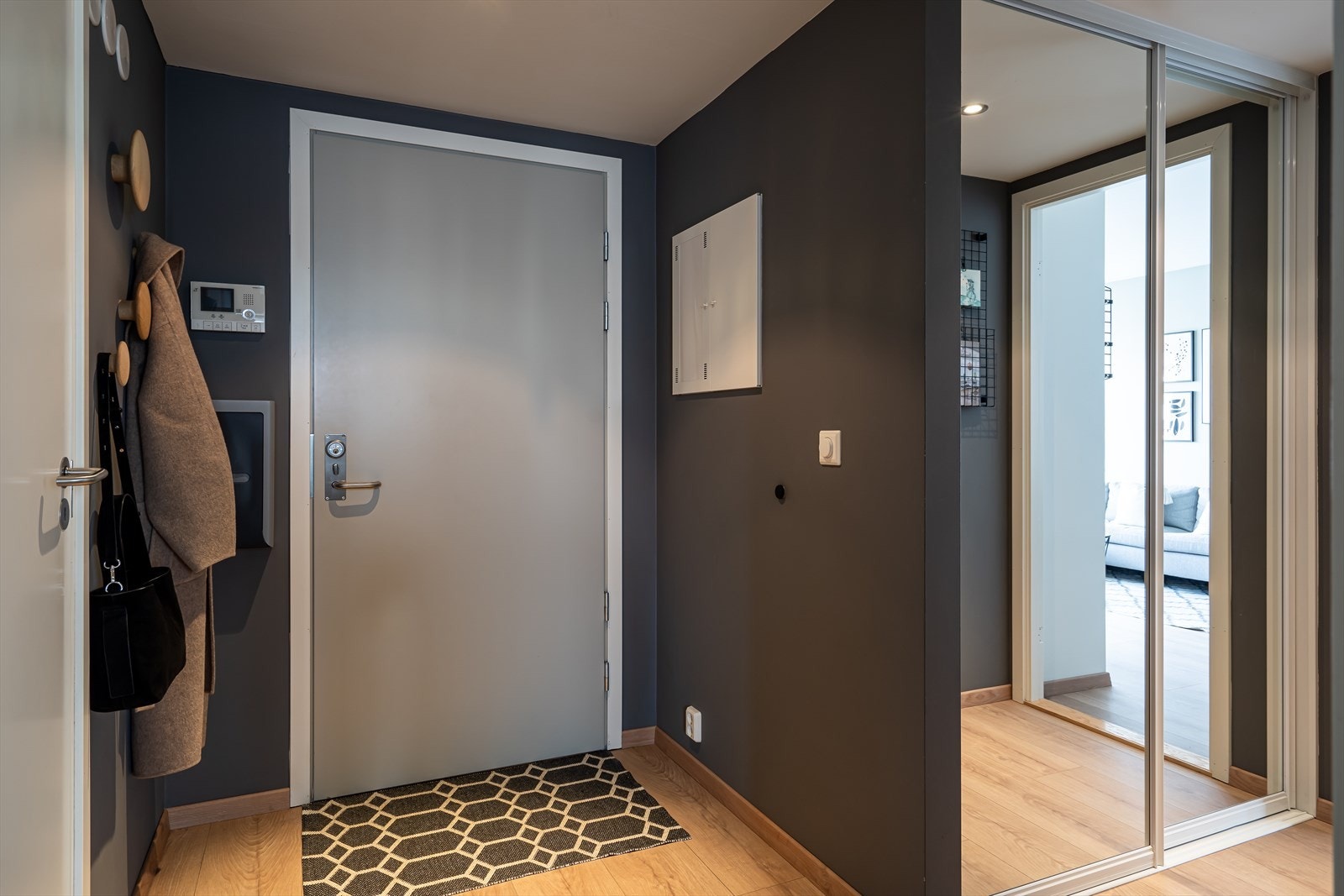 Her trer du inn i en lun og romslig gang, hvor du umiddelbart får et godt førsteinntrykk av leiligheten. Dørcalling med portåpner, som gjør det enkelt å slippe inn besøkende. Galleribilde