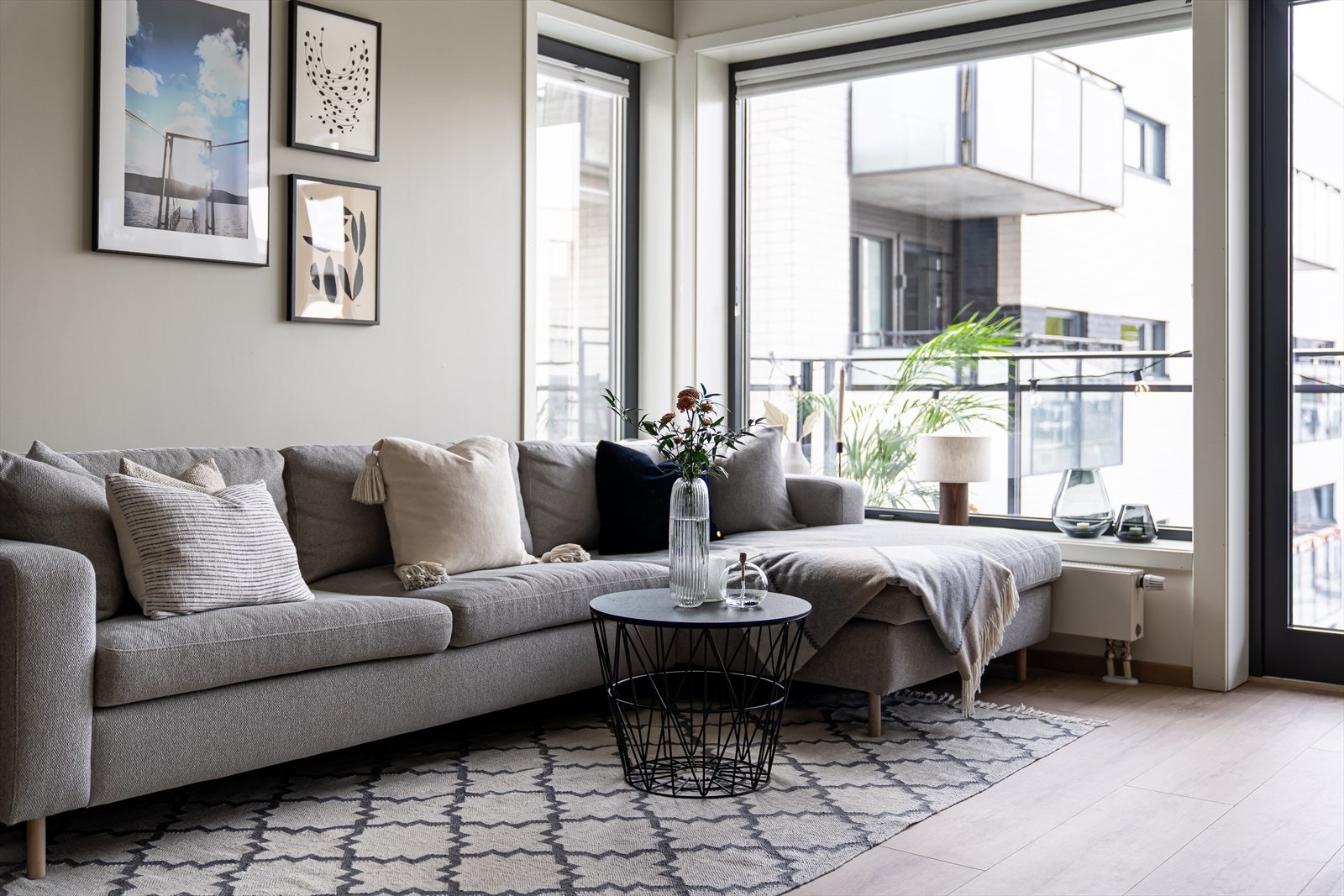 Boligen byr på god takhøyde, store vindusflater og rikelig med lysinnslipp, Galleribilde