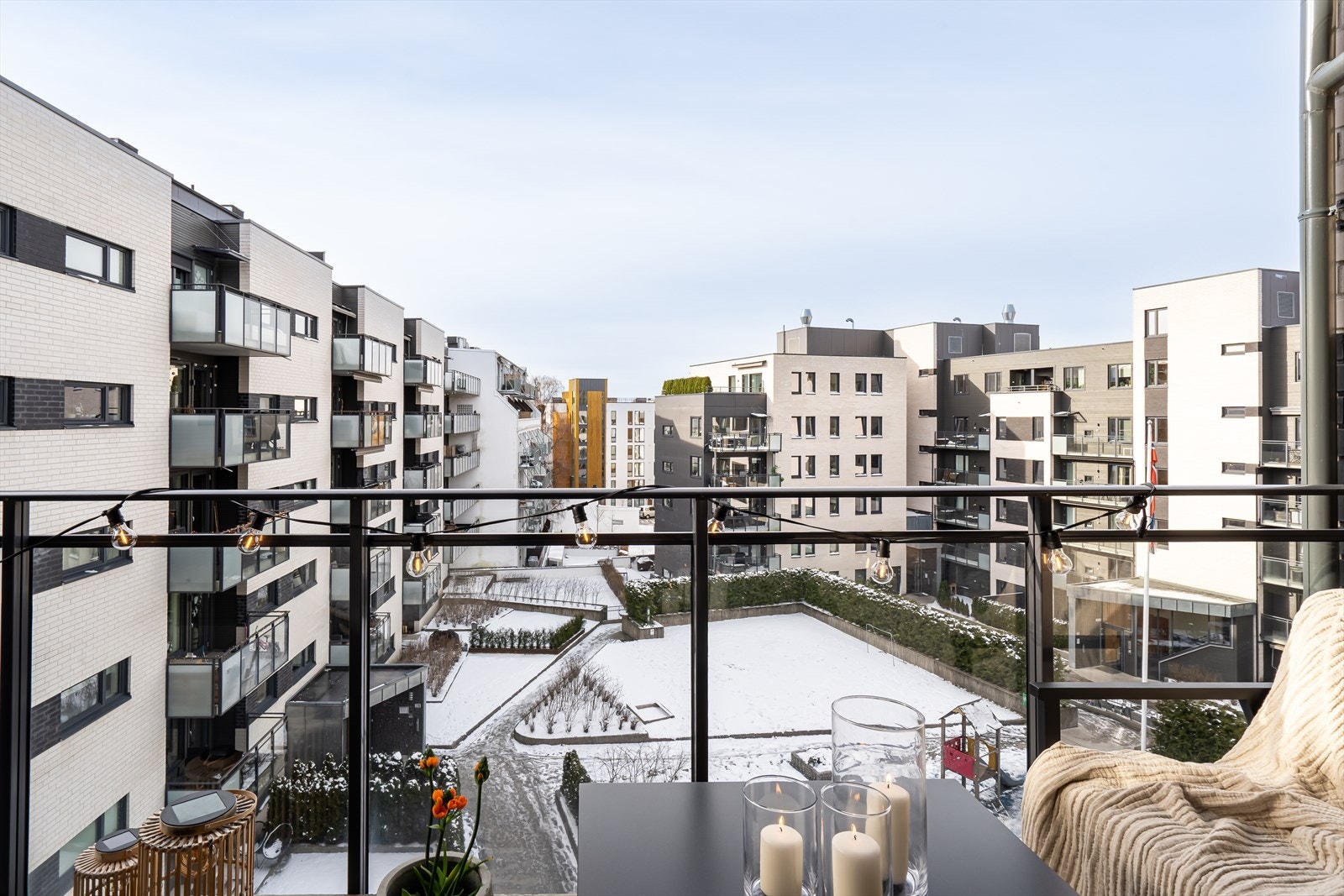 Fra balkongen har du fritt og flott utsyn ut over fellesområdene. Galleribilde