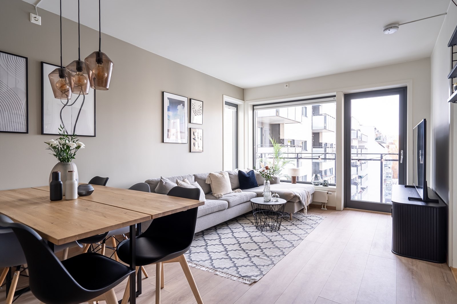 Fra stuen har du direkte utgang til stor sydvendt balkong. Galleribilde