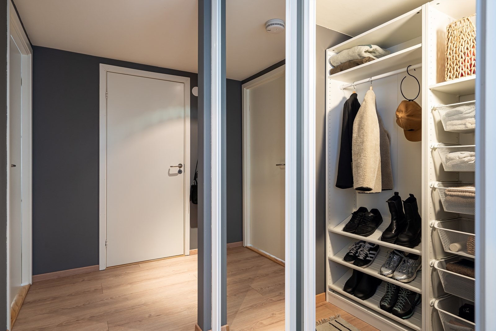 Rett innenfor inngangsdøren finner du en innvendig bod som i dag er innredet som garderobe. Her har du god plass for litt ekstra oppbevaring. Galleribilde