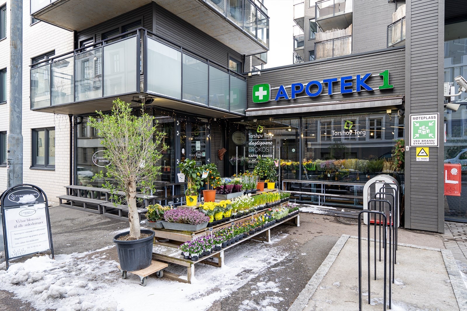 I samme bygg finner du fasiliteter som, sushi, dagligvare, apotek og blomsterforhandler. Galleribilde