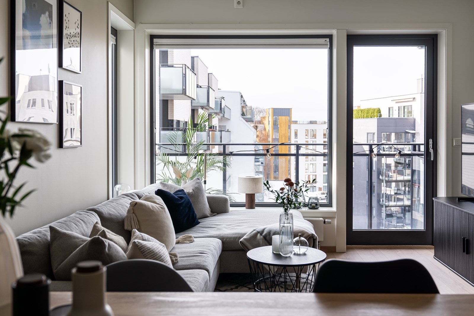 Leiligheten ligger luftig til i 5.etasje og har stor sydvendt balkong på 16 m². Galleribilde