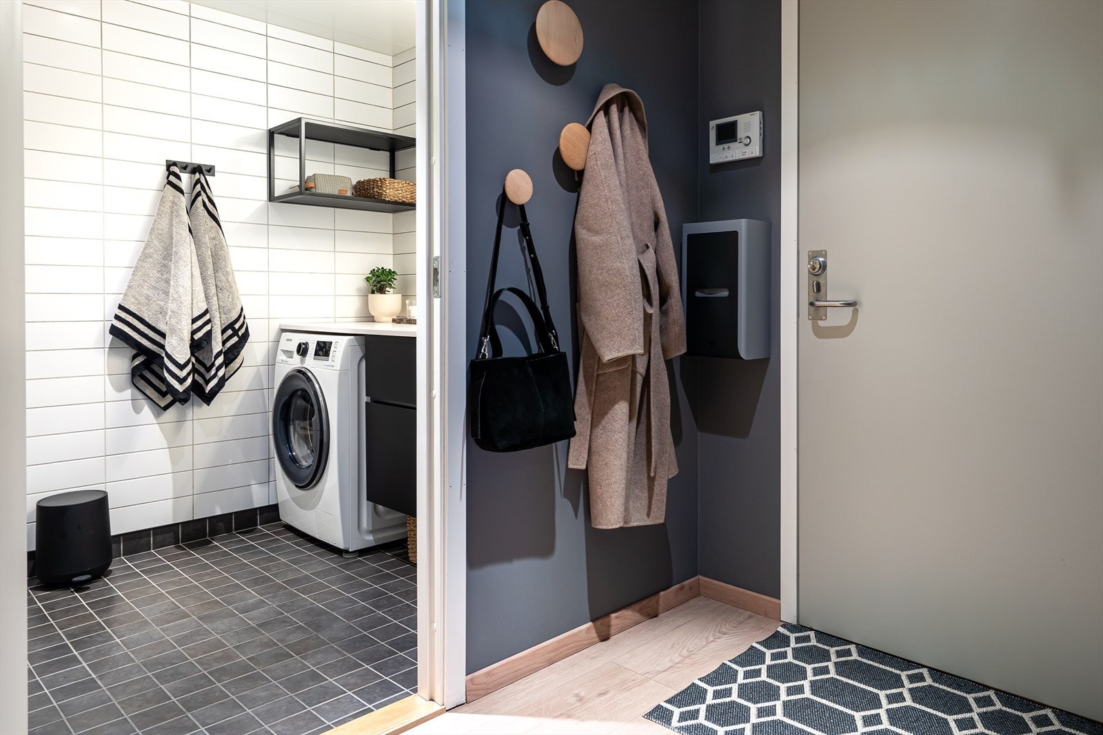 Pent bad fra 2013 med fliser på vegger og gulv. Det er varmekabler i gulv. Galleribilde