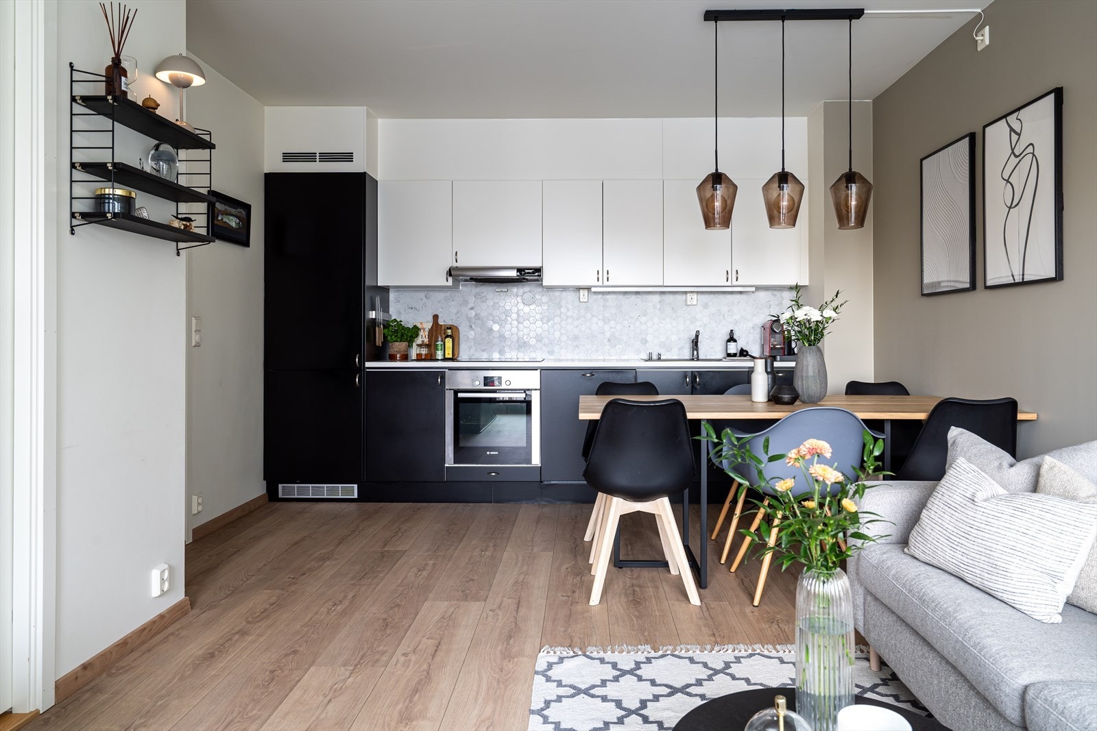 En moderne og romslig og innholdsrik 3-roms leilighet. Her kan du flytte rett inn! Galleribilde