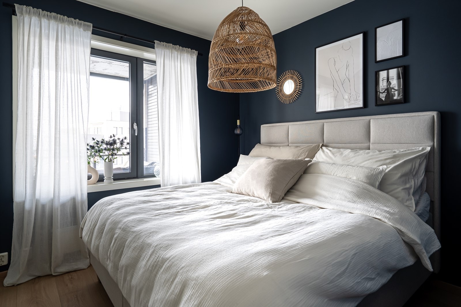 Her har du god plass til dobbeltseng med tilhørende møblement. I dag er rommet innredet med 180 cm. seng. Galleribilde