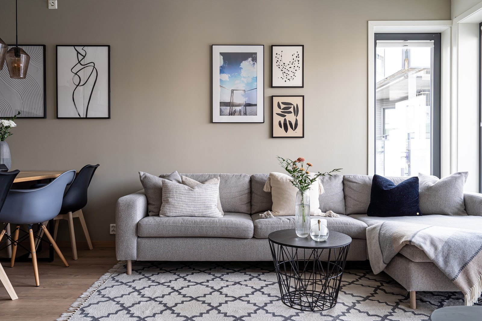 Oppholdsrommet byr på gode møbleringsmuligheter for både spise og sofagruppe med tilhørende møblement. Galleribilde