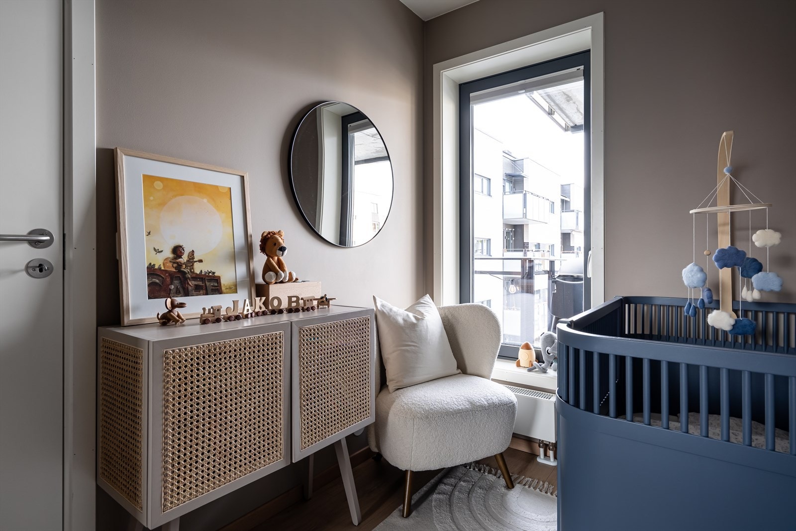 Romslig og lunt soverom som i dag er innredet som barnerom. Skyvedørsgarderobe er montert. Galleribilde