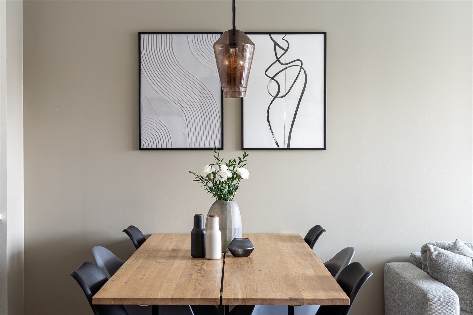 Et romslig, innbydende og sosialt oppholdsrom, hvor du kan kokkelere på kjøkkenet og underholde gjestene i stuen, på en og samme tid. Galleribilde