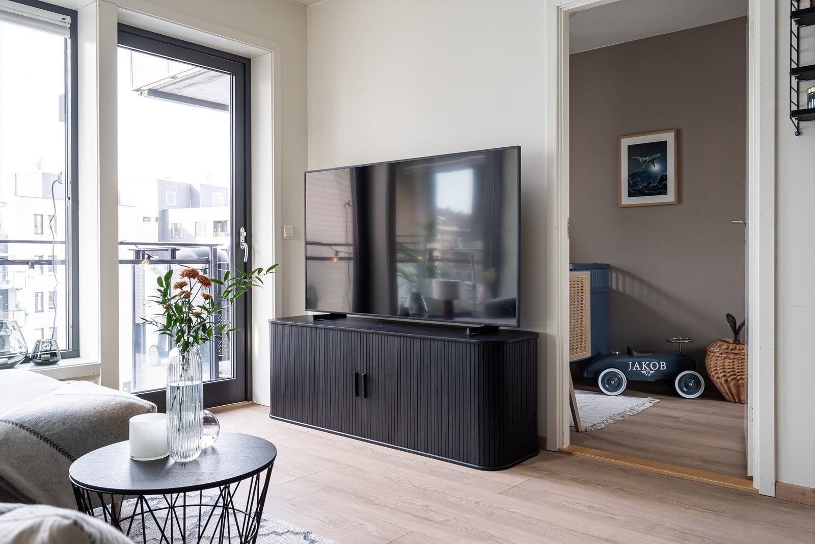 Fra stuen har du adkomst til et av boligens to soverom. Galleribilde