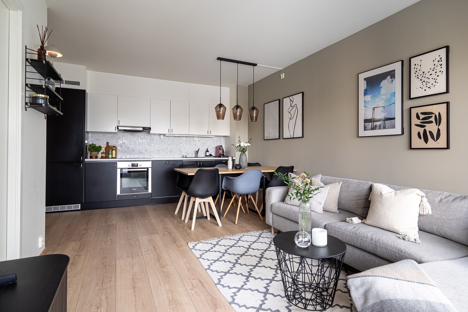 Det er montert integrerte hvitevarer som oppvaskmaskin, kombiskap, stekeovn, nedfelt platetopp og tilkoblet en ventilator over kokeplass. Alt av hvitevarer medfølger. Galleribilde