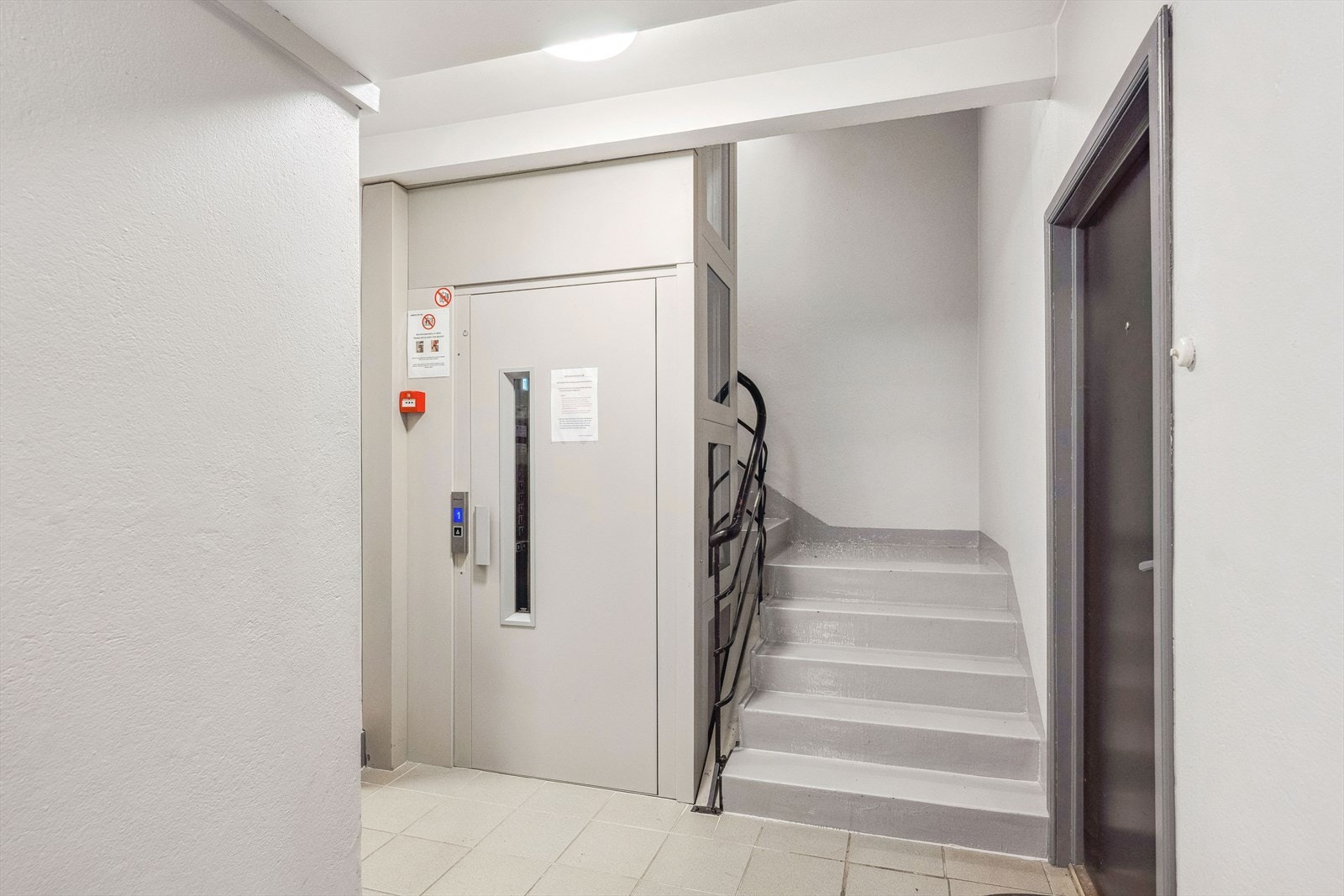 Boligen disponerer en bod i 1. etasje på ca. 4 kvm samt en loftsbod på ca. 2 kvm (gulvareal på 4,5 kvm). Galleribilde