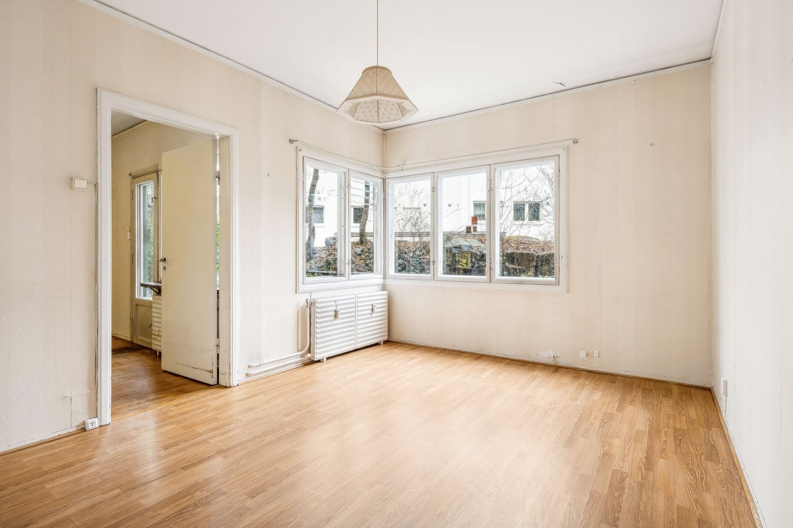 Soverom nr. 1. God plass til dobbeltseng og tilhørende møblement samt garderobeløsning. Galleribilde