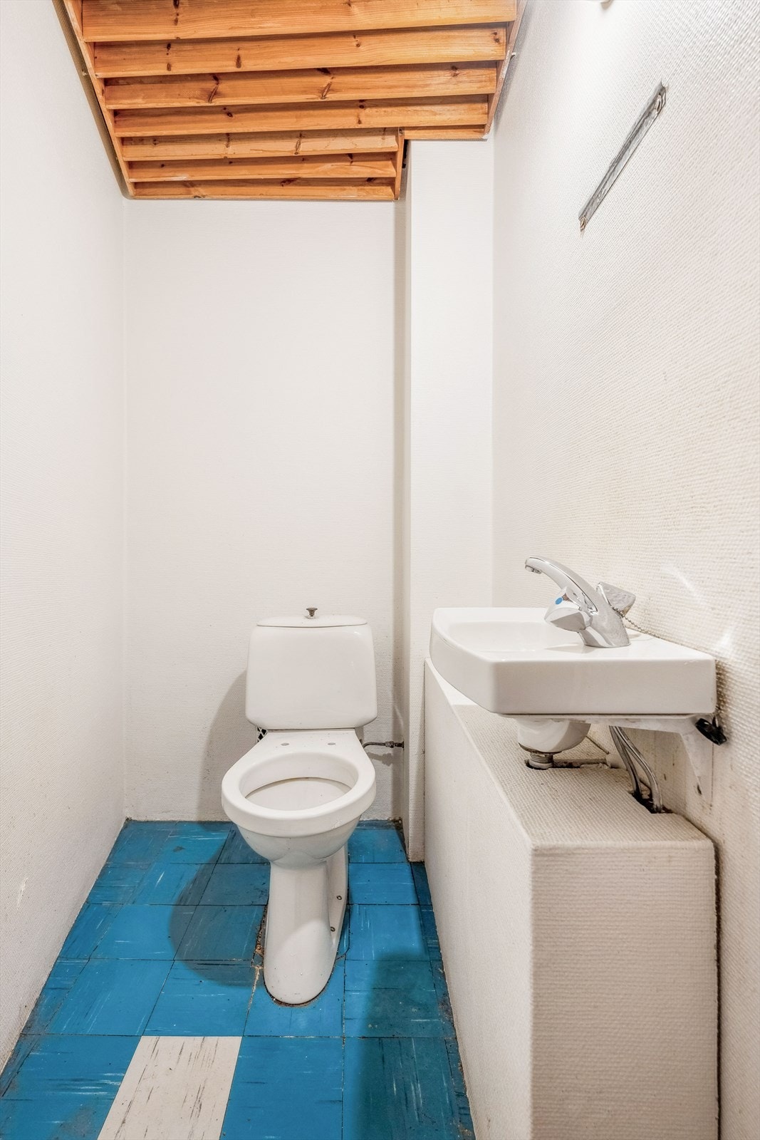 Boligens separate toalett er beliggende i entréen. Galleribilde