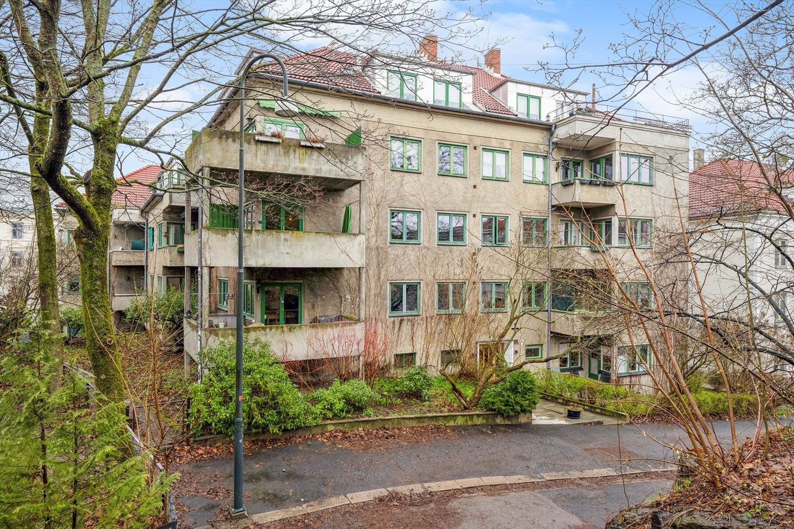 Hyggelig aksjelag, der du i denne leiligheten får både heis, felles vaskeri, innvendig sykkelparkering, mulighet for parkeringsplass i båkgård (se salgsoppgave) og en hyggelig og skjermet balkong. Galleribilde