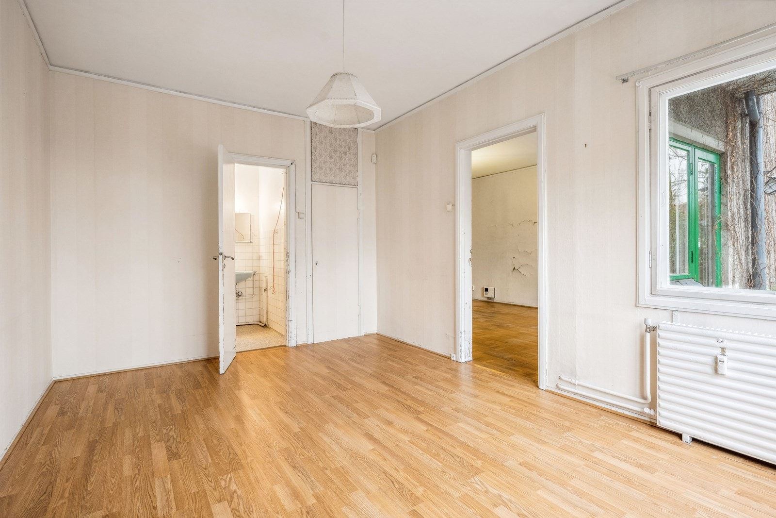 Soverom nr. 1. Direkte adkomst til baderommet fra soverommet. Galleribilde