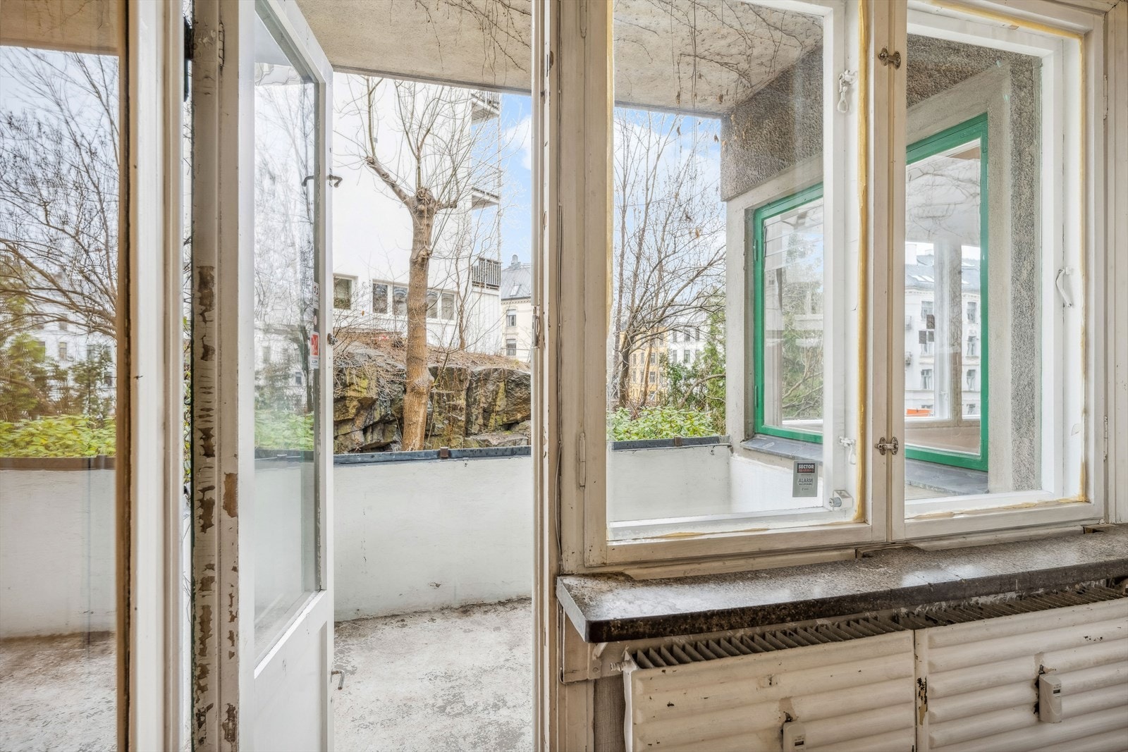 Utgang til skjermet og sørvestvendt balkong, en sjelden balkong å finne midt på Frogner. Galleribilde