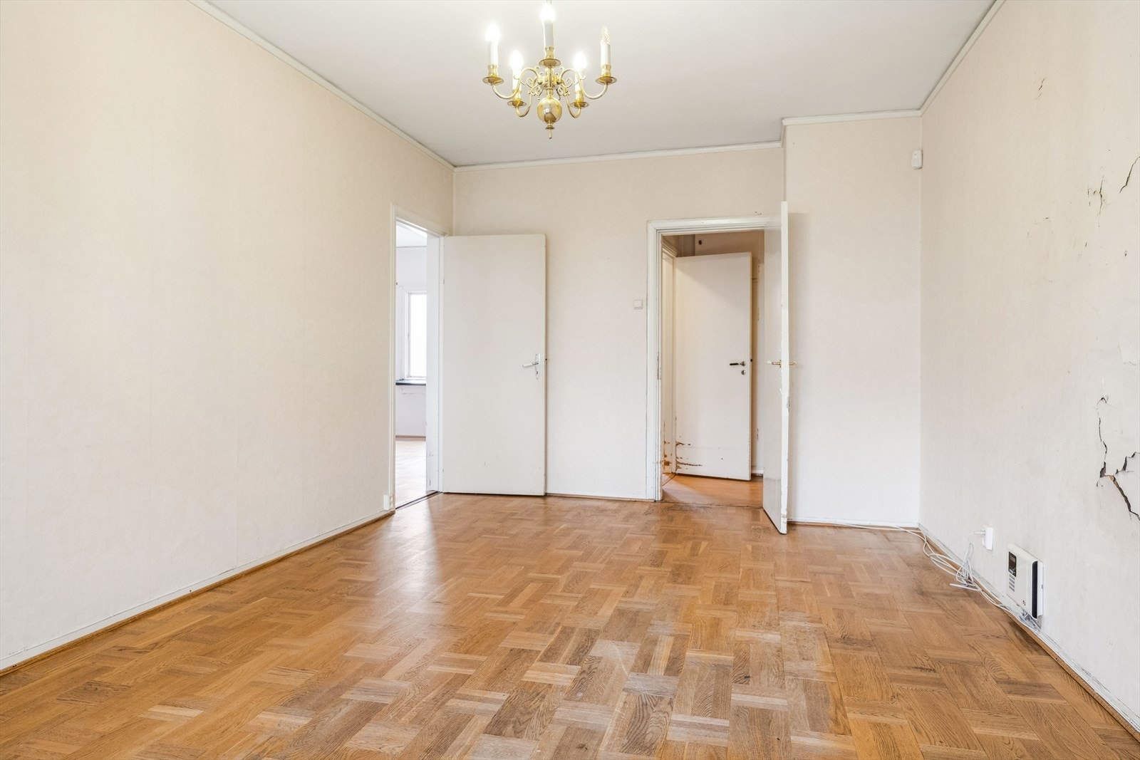 Stuen er luftig med god plass til sittegruppe og tilhørende møblement. I stuen er det pipeløp. Galleribilde