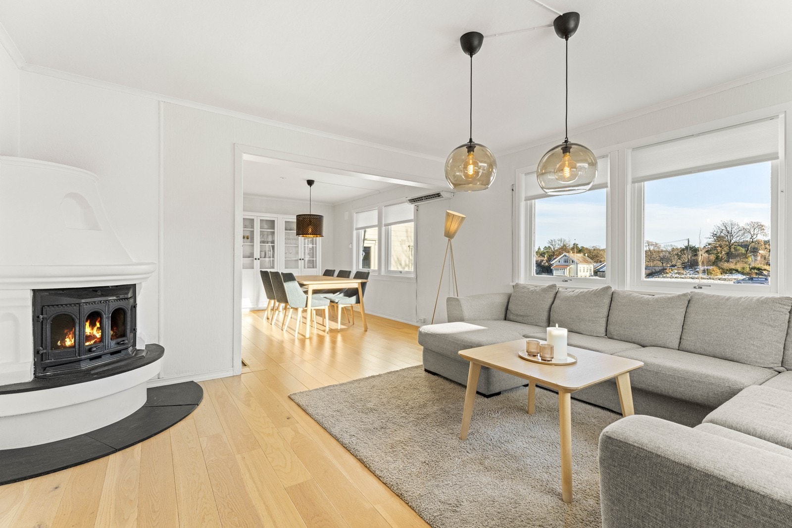 Stue med koselig peis Galleribilde